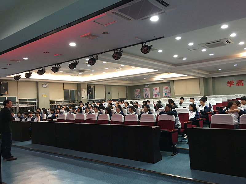 学生认真听讲.jpg