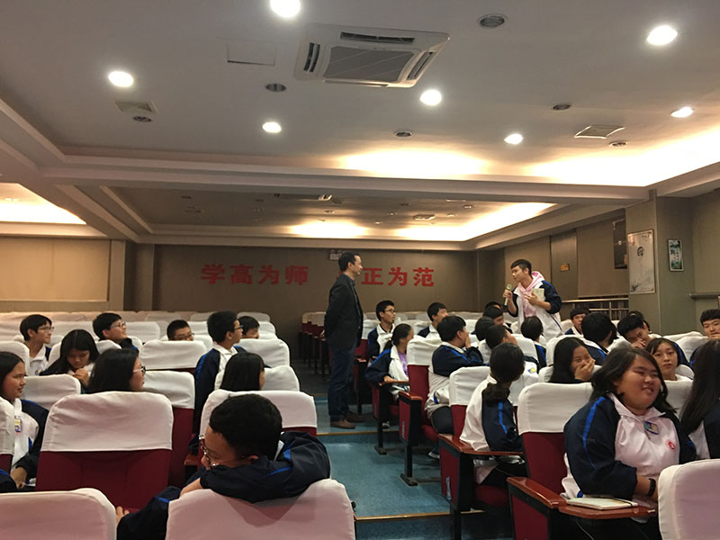 与学生互动1.jpg