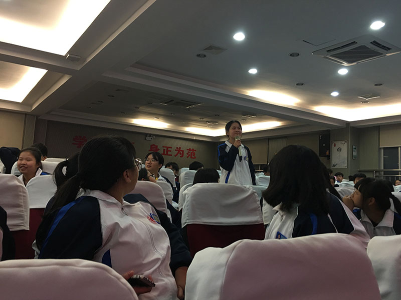 与学生互动3.jpg