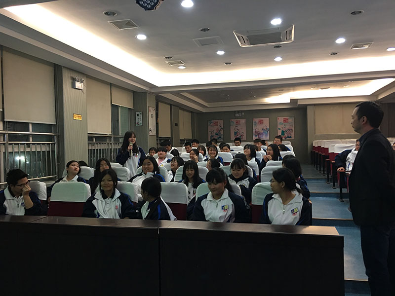 与学生互动4.jpg