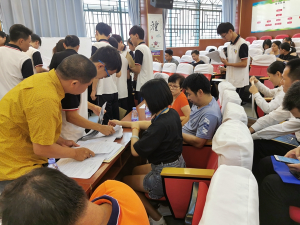 2：专业组长、班主任、学生代表与企业咨询和对接.jpg