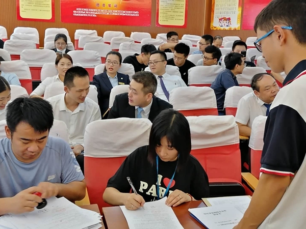 企业与学生代表签订三方协议3.jpg