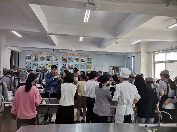 参观实训室1.jpg