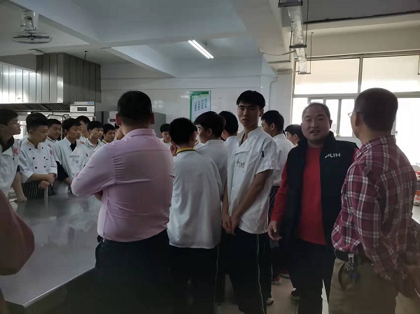 参观实训室2.jpg