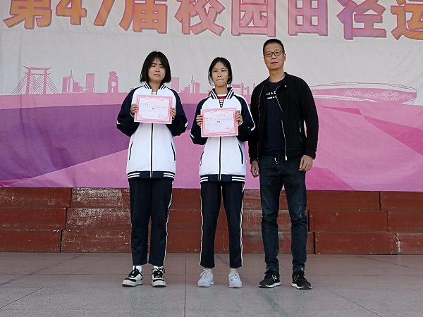 王琪副校长颁发一等奖.jpg