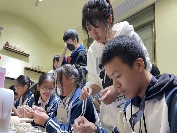 07：体验泥塑（晋兴学子现场传授）.jpg