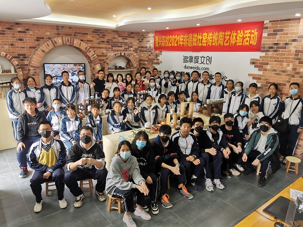 13：在展厅现场合影.jpg