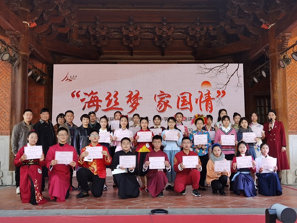 中学组获奖的选手与领导、评委合影.jpg