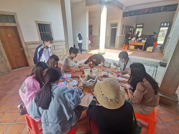 04泉州中院女学员DIY手绘现场.jpg