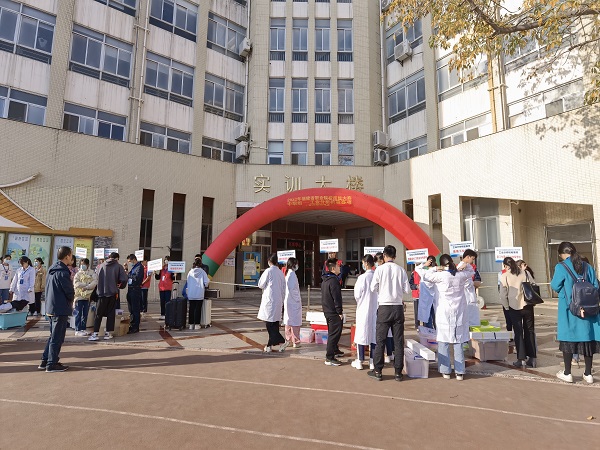 07 参赛队报到现场.jpg