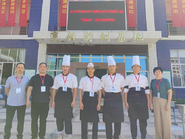 02：2023年泉州市中职学校技能大赛 中西式面点个人赛一、二等奖 参赛选手：张金辉一等奖（21中烹2） 指导老师：梁夏蓉； 参赛选手：唐靖文二等奖（21中烹1） 指导老师：徐娟.jpg