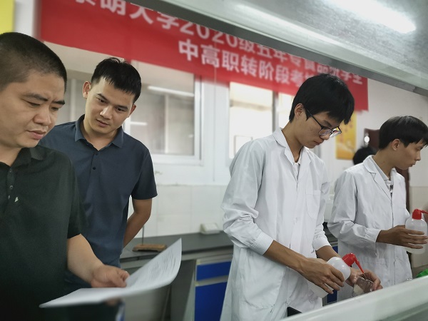 轻工学院副院长查看试卷.jpg