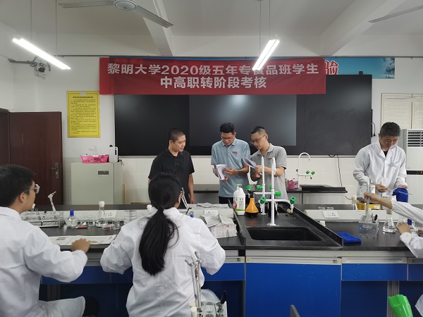 分发试卷.jpg