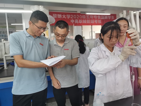 黎明大学专业教师监考现场.jpg