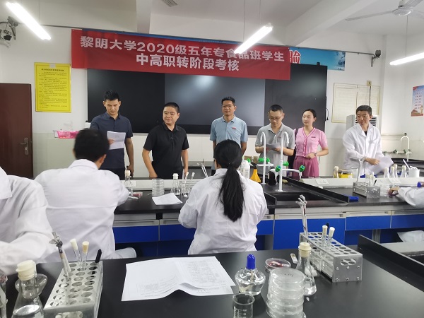 黎明大学专业教师技能一考试监考.jpg