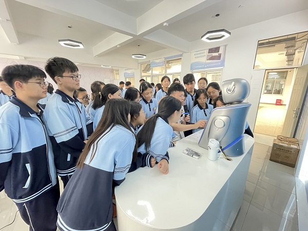 外聘教师讲解财务机器人操作.jpg
