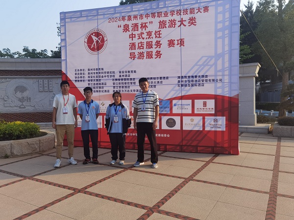 18 中式烹饪赛项师生同赛获市赛三等奖，参赛选手：教师潘飞飞、22中烹1夏磊、22中烹2方登艳，指导老师：潘飞飞.jpg