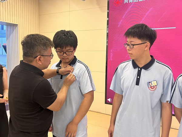 佩戴团徽1.jpg