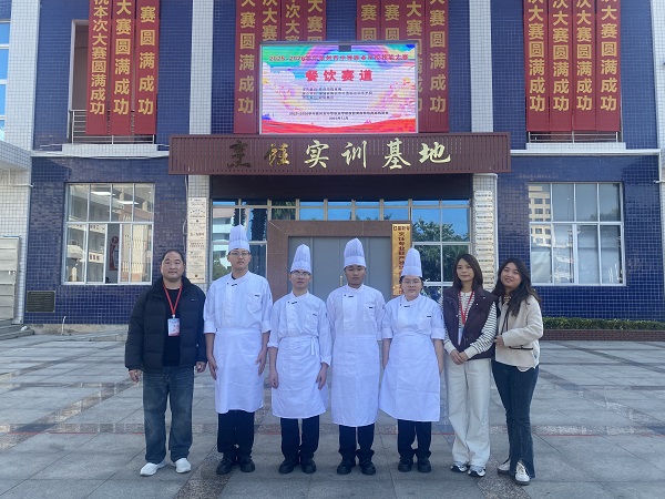 08 荣获2025-2026学年泉州市中职学校技能大赛餐饮赛道 三等奖（晋级省赛） 参赛选手： 程文博 叶彤 龚荣亮 庄江永 指导教师：徐娟 黄达婷 班主任：张碧霜 徐娟.jpg